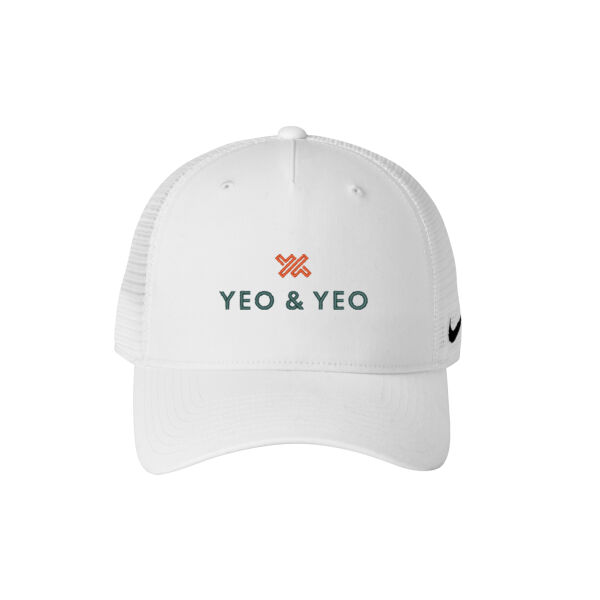 Nike Snapback Mesh Trucker Cap Thumbnail